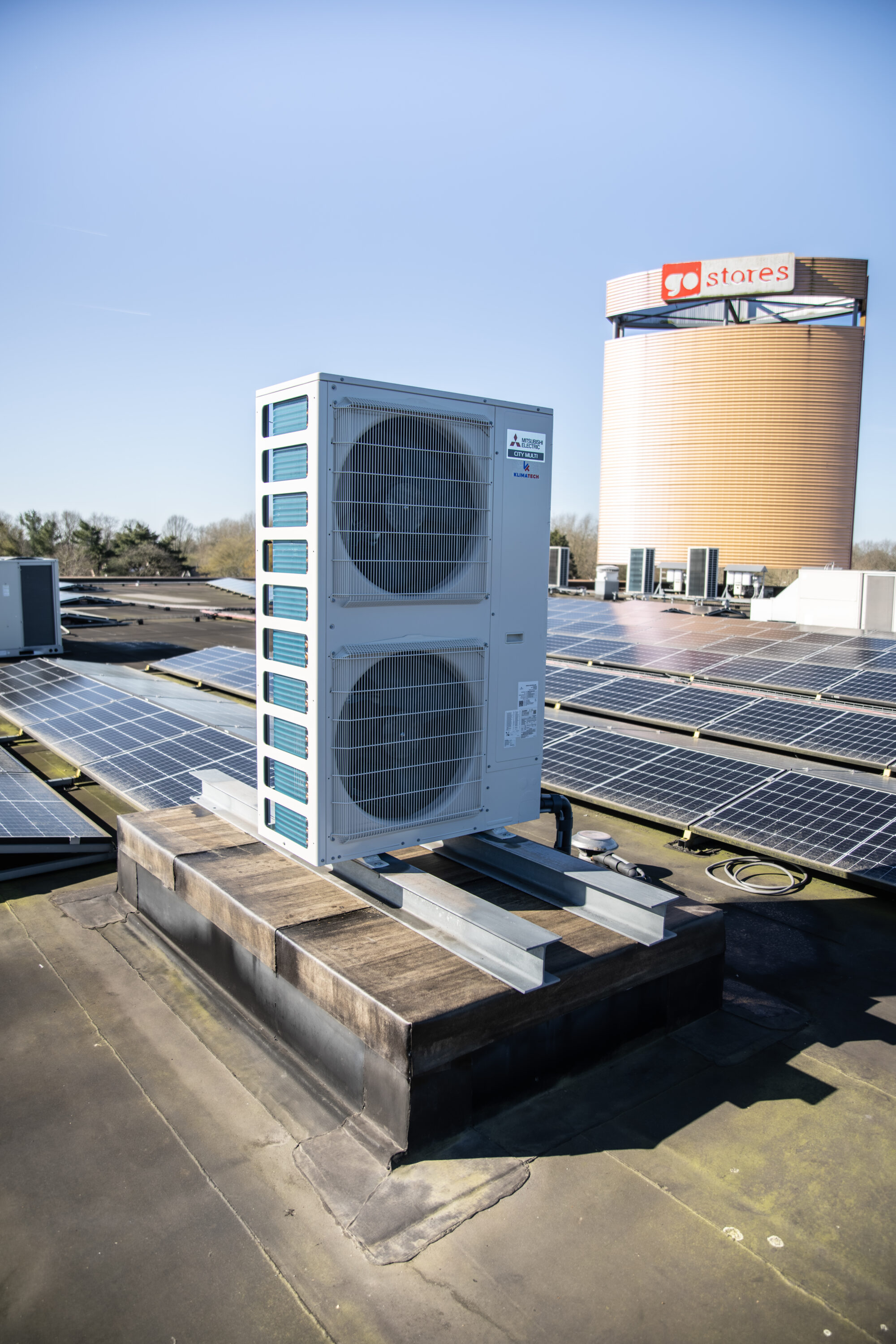 Mitsubishi Electric VRF buitenunit geplaatst door Klima-Tech bij Babypark Roosendaal op het dak